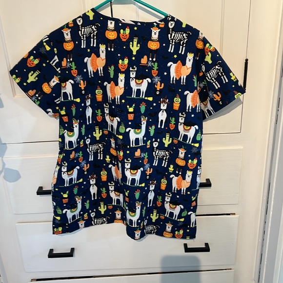 Halloween scrub top. - Picture 2 of 5